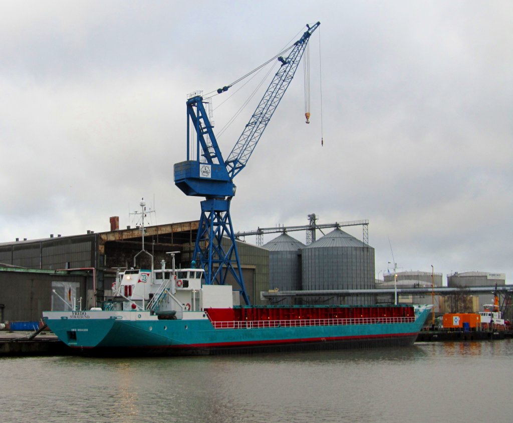 MS Fredo aus Stralsund IMO 8504208, liegt in Warteposition bei der LMG und will am Lagerhauskai 1 mit Dnger beladen werden. Aufgenommen am 7.1.2012