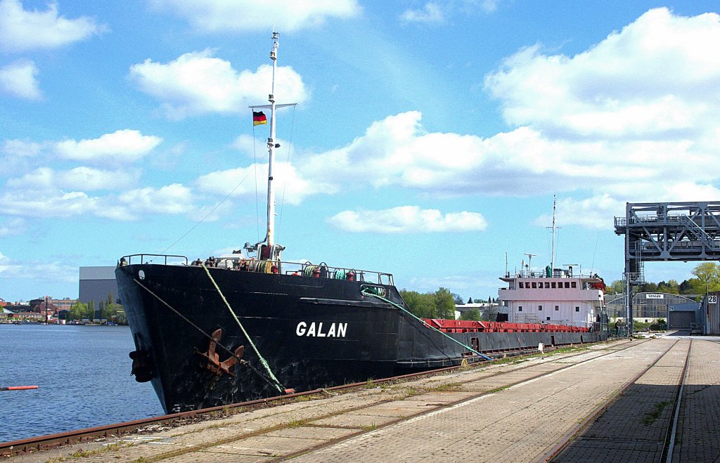 MS GALAN, IMO 8844957, 113m x 14m, Baujahr 1978, Rufzeichen: V4QK, MMSI: 341425000, Ex: Volgo Balt 209, liegt im Lbecker Konstinhafen am Burmannkai und wartet auf Lschen der Dngerladung...  Aufgenommen: 5.5.2012