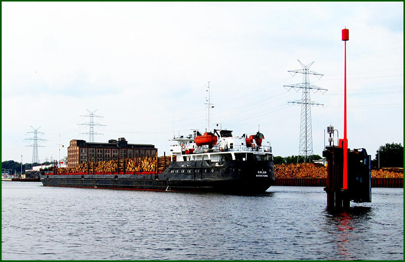 MS GALAN IMO 8844957, dreht hier seewrts, um danach zur Entladung am Lbecker
CTL-Kai in Siems festzumachen ...  Aufgenommen: 02.08.2012