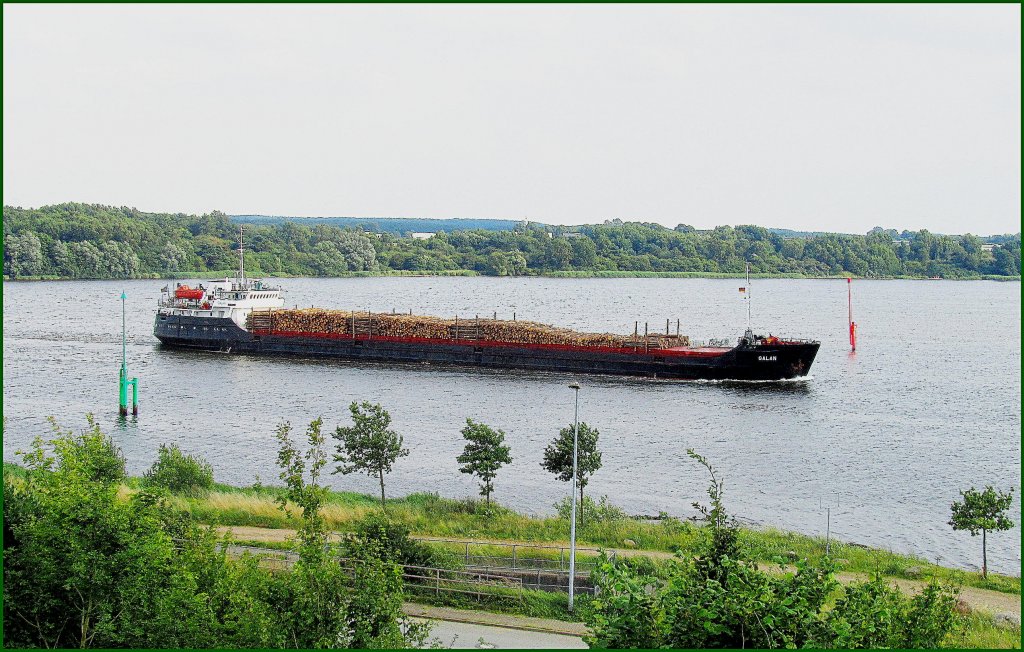 MS GALAN IMO 8844957, kommt mit einer Rundholzladung traveaufwrts...
Aufgenommen: 2.8.2012