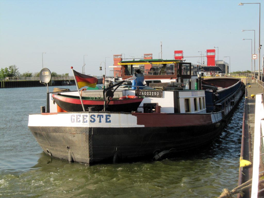 MS Geeste , 04023290 , 80 x 8,20 , am 16.09.2012 an der  Startposition  im Oberwasser des Schiffshebewerkes Scharnebeck festmachend. 