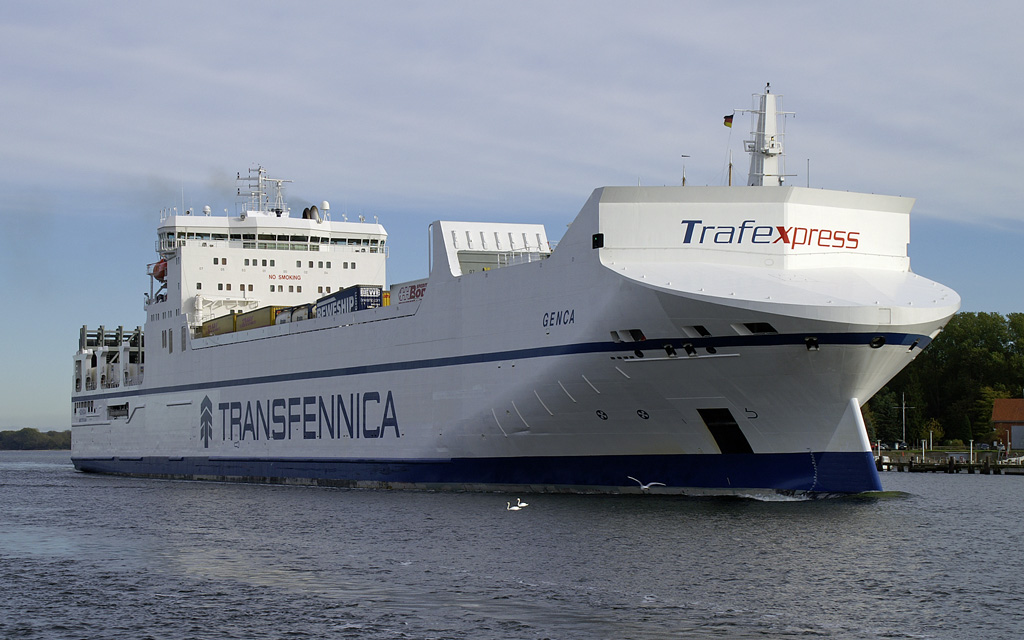 M/S Genca, ein ConRo-Schiff (Container und RoRo), auf der Trave, aufgenommen 26.10.2010.