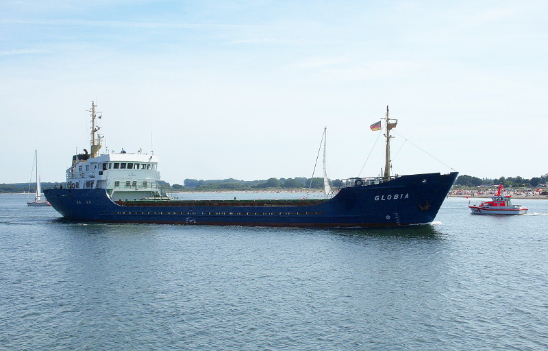 MS GLOBIA IMO 7823334, luft traveaufwrts zum Rautenberg-Silo im Vorwerher Hafen in Lbeck...   Aufgenommen: 18.08.2012