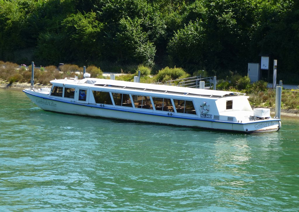 MS  Gottfried Keller , Ausflugsschiff am Anleger im Schweizer Ort Kaiserstuhl am Hochrhein, Juli 2013