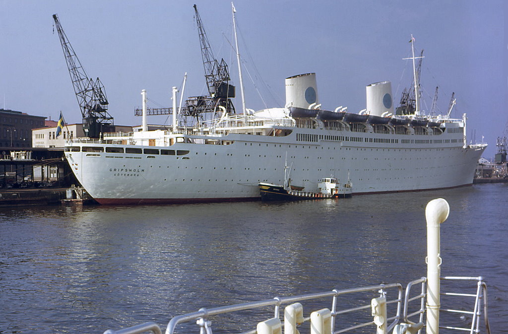 MS Gripsholm der Svenska Amerika Linien im Heimathafen Gteborg, 1962. Spter als Navarino und Regent Sea fr andere Reedereien unterwegs, sank sie am 12.07.2001 vor Sdafrika auf dem Weg zur Verschrottung in Indien.