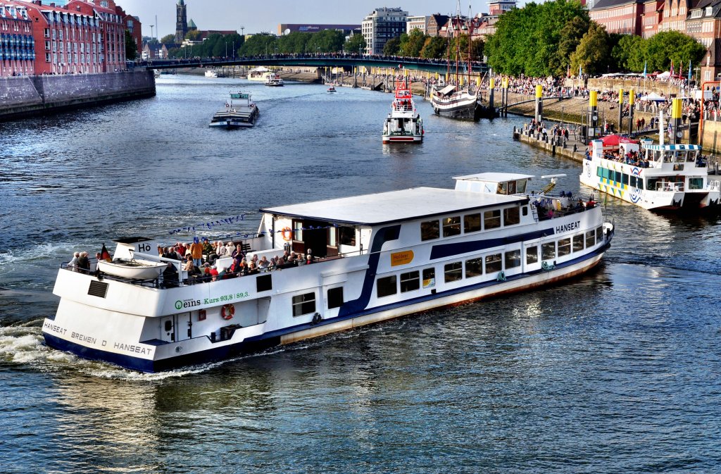 MS  Hanseat  Fahrgastschiff der Hal ver - Schreiber Reederei am 26.09.09 auf der Maritimen Woche in Bremen.