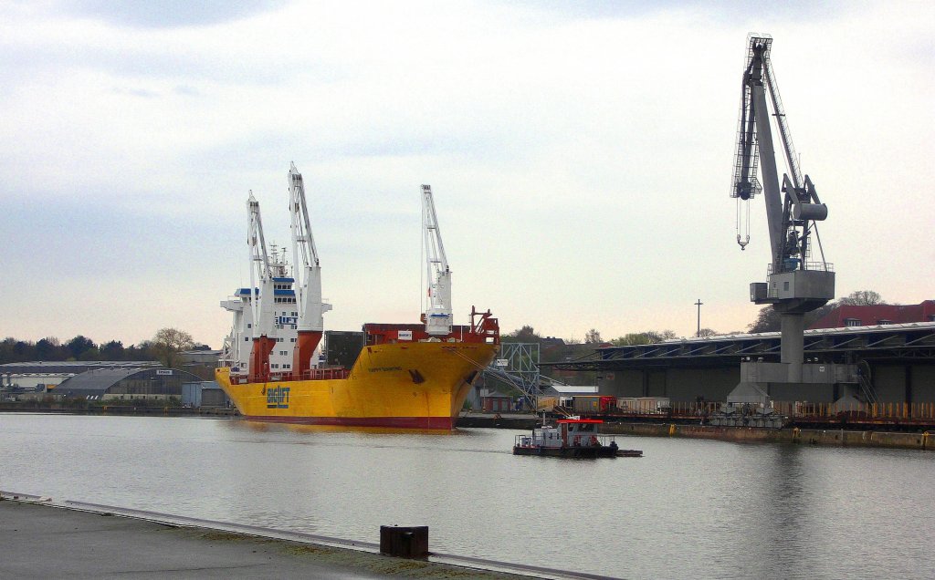 MS HAPPY DIAMOND IMO 9551947, htte mit dem Gewicht seiner Ladelucken, sowie der Ladung, die am LMG-Kai im Burgtorhafen bernommen werden soll, einen zu groen Tiefgang, daher werden hier im Konstinhafen vorbergehend die Lucken abmontiert. So grosse Schiffe waren noch nie im Lbecker Burgtorhafen. Ein einmaliges Schauspiel.
Aufgenommen: 24.04.2012 um 8:31 Uhr...