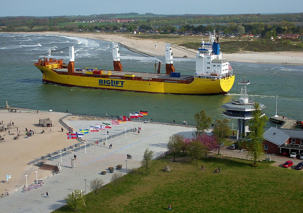 MS HAPPY DIAMOND, IMO 9551947, mit einer Ladung Kokereimaschinen auf dem Weg vorerst nach Rotterdam... Aufgenommen in Travemnde am 1. Mai 2012.