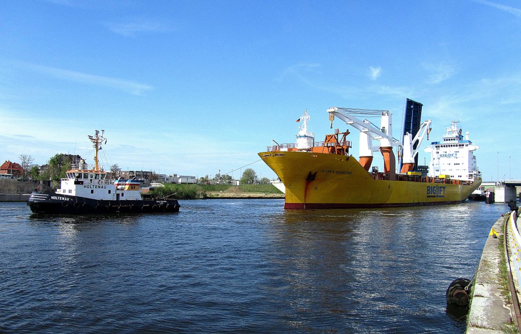 MS Happy Diamond wird vom Schlepper HOLTENAU IMO 8200321, aus dem Lbecker Burgtorhafen durch die Eric Warburg-Brcke in den Konstinhafen bugsiert... Aufgenommen:30.4.2012.