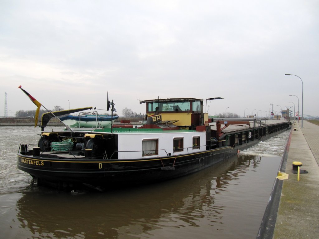 MS Hartenfels wartet im Oberhafen der Schleuse Rothensee auf die Schleusung Richtung MD-Abstiegskanal. 27.02.2011 