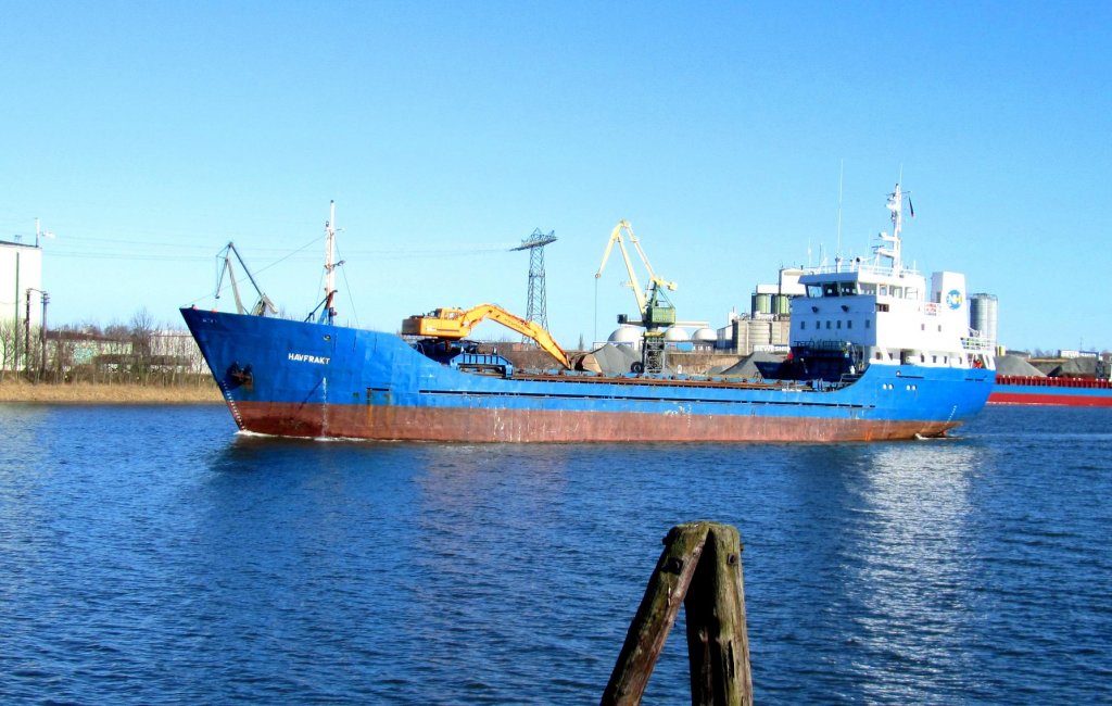 MS HAVFRAKT IMO 7716490, 65 x 10m, kommt von den Faroer Is und geht bei NORDGETREIDE in Lbeck Schlutup an den Kai und nimmt Dnger mit auf die Heimreise...