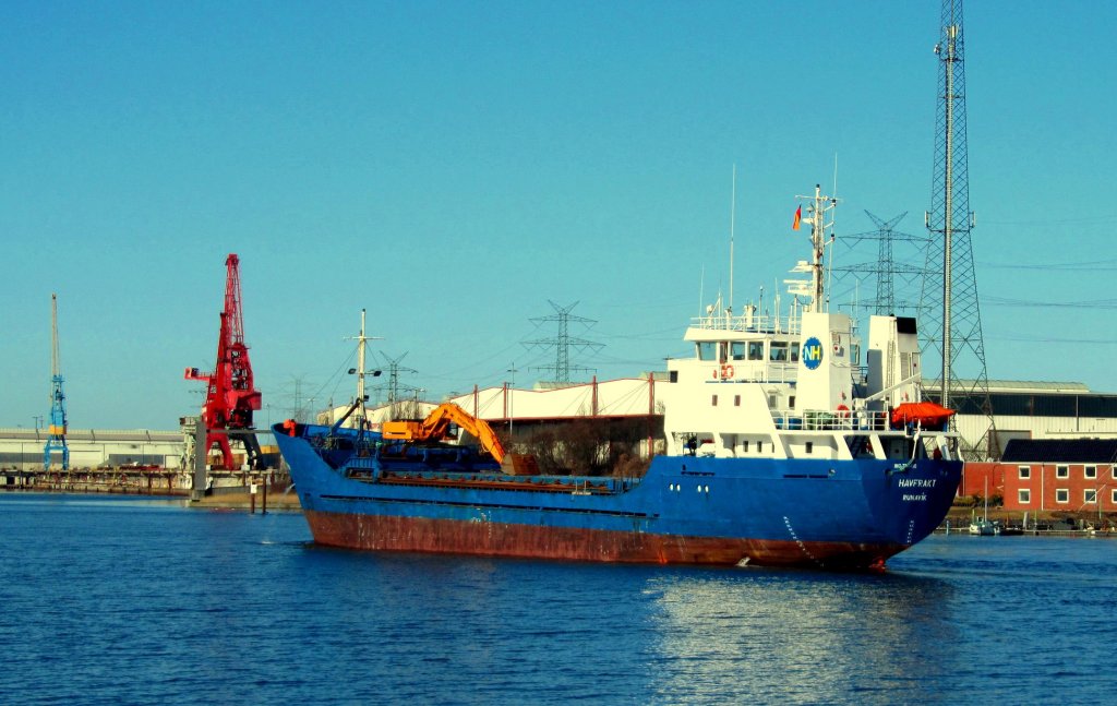 MS HAVFRAKT IMO 7716490 hat seine Geschwindigkeit reduziert und geht nach Backbord
an den Lbecker Schlutupkai der Firma NORDGETREIDE und nimmt eine Ladung Dnger mit auf die Heimreise zu den Faroer Is... Aufgenommen: 26.2.2012