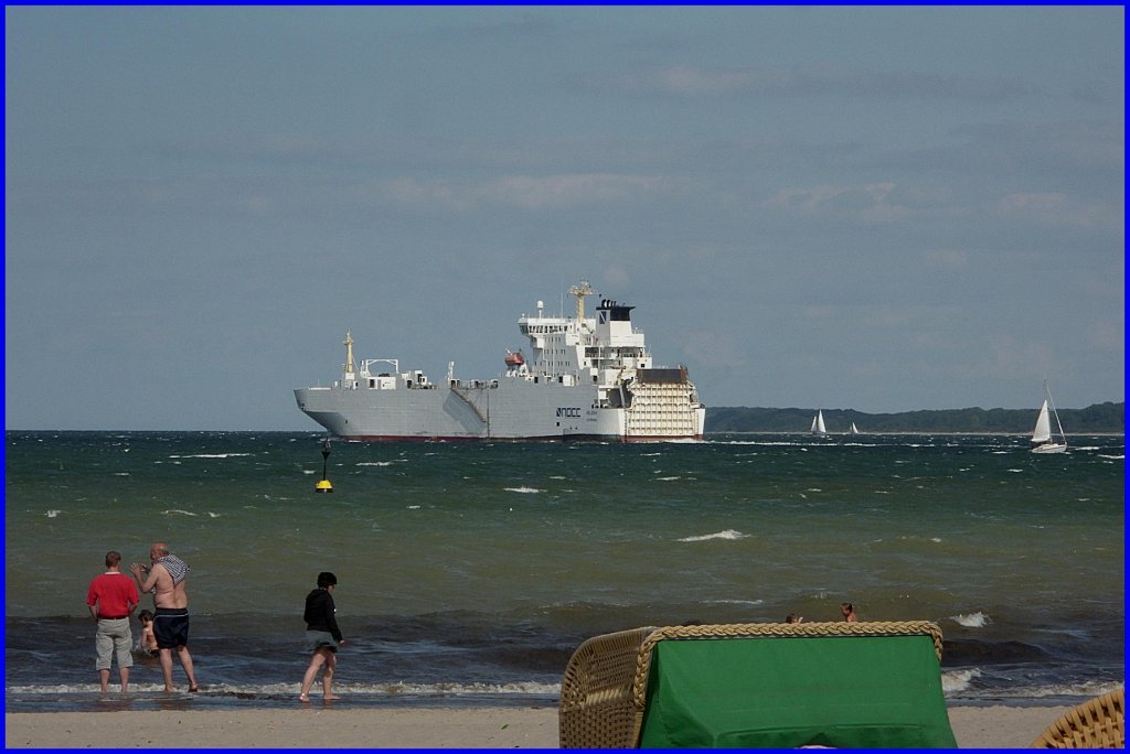 MS HELENA IMO 8903155, hat Zeitungspapier nach Lbeck-Schlutup gebracht und ist jetzt mit Altpapier wieder unterwegs nach Schweden...
Aufgenommen am Travemnder Strand am 13.8.2012