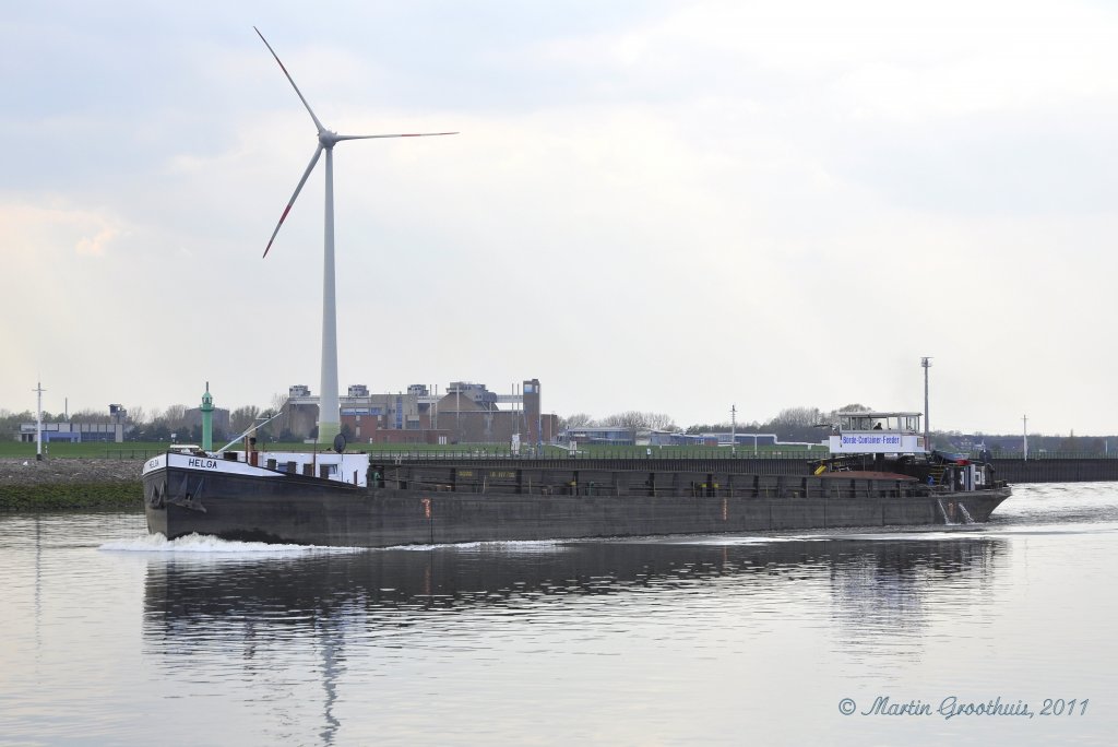 MS  Helga  am 15.04.2011 auf der Weser in Bremen. L:84,80m / B:9,17m / Tonnage 1300t / GMS 40.24 100