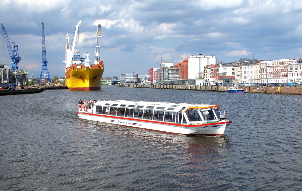 MS HERTHA QUANDT, fhrt mit seinen Gsten durch den Lbecker Burgtorhafen und erklrt den  Landratten  um was es sich bei dem groen Bulkcarrier handelt.
Der nimmt 3 groe Kockereimaschinen an Bord und bringt die in die U.S.A.
Aufgenommen: 27.4.2012