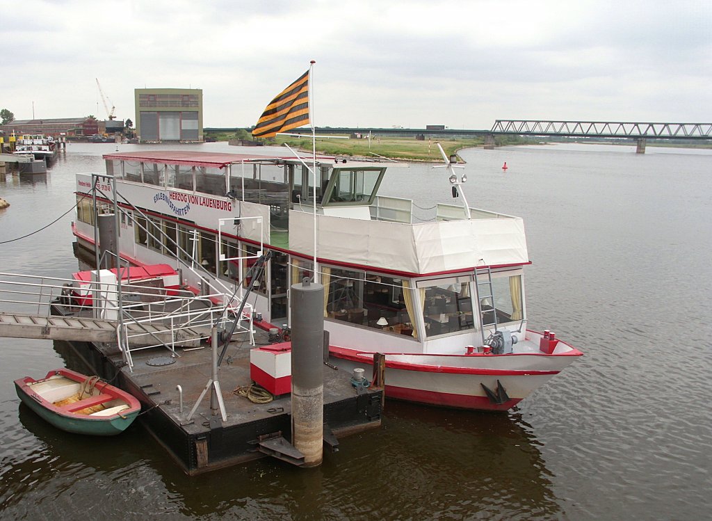 MS HERZOG VON LAUENBURG ENI 05501450 am Anleger in der Stadt Lauenburg/Elbe...
Aufgenommen: 31.5.2012