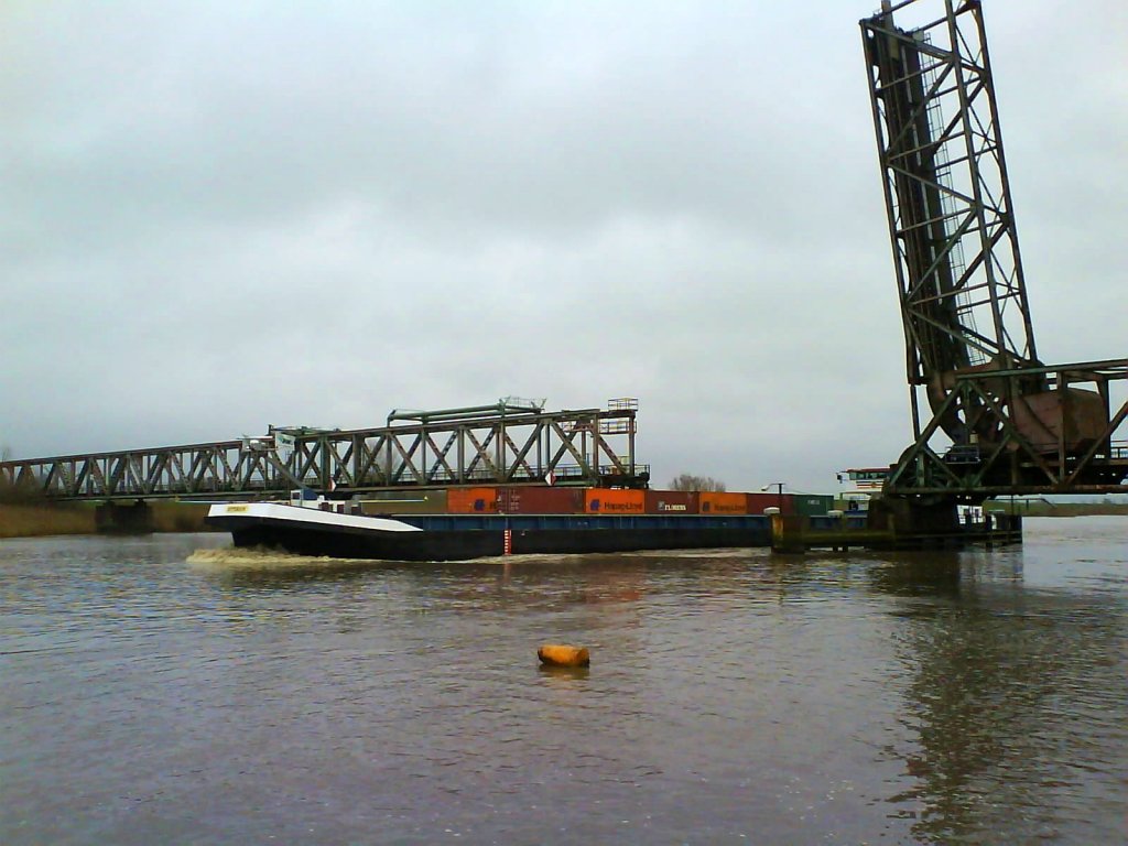 MS  HYPERION  auf  der Ems in  Weener  bei  der  Eisenbahnbrcke !