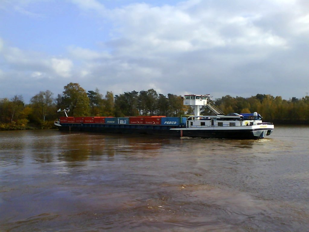 MS  HYPERION  dreht  im  Hafen  Drpen.