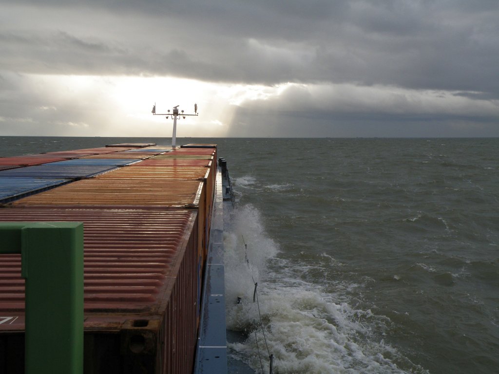 MS  Hyperion  fhrt  ber  ds  Ijsselmeer .