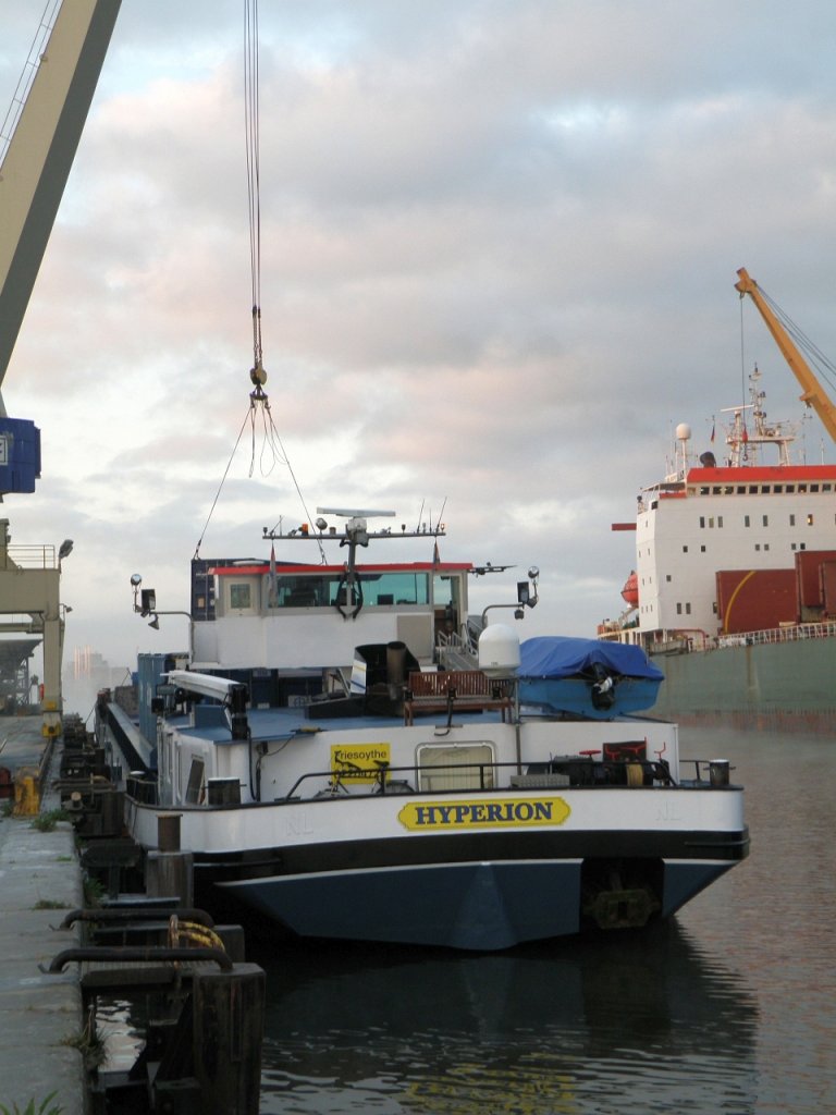 MS  HYPERION im  I-Hafen  in  Bremen .Hier  werden  gerade  Container  gelscht.