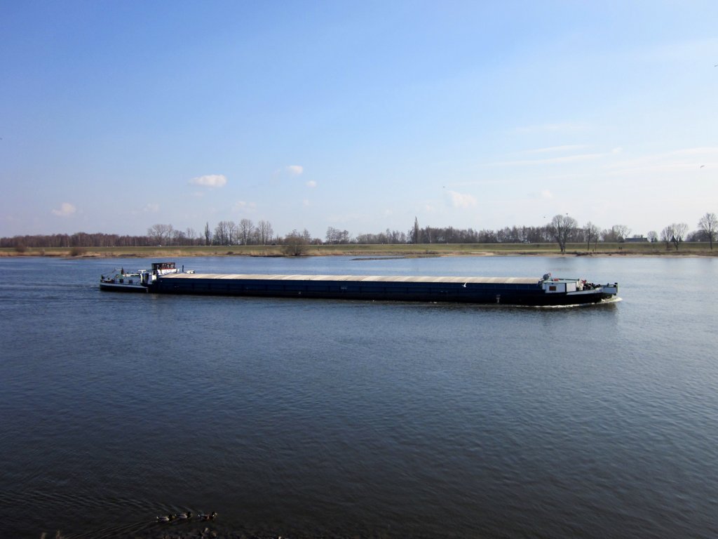 MS Jade auf der Elbe zu Tal am Zollenspieker Fhrhaus mit Fahrtrichtung HH. 20.03.2011