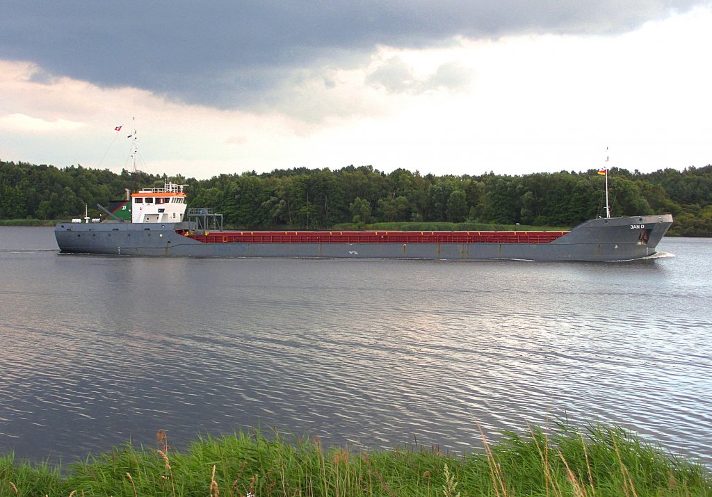 MS JAN D ,IMO 9013000,Ex: FRI RIVER, kommt von Mukran und hier die Trave hoch, mit Kurs Vorwerker Hafen in Lbeck...  Aufgenommen: 10.08.2012