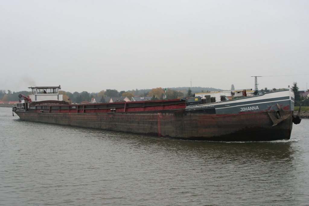 MS Johanna , 04011230 , 67 x 8.20 , am 27.10.2011 auf dem MLK kurz vor dem berqueren der Trogbrcke. Das Schiff kommt aus der Schleuse Hohenwarthe.