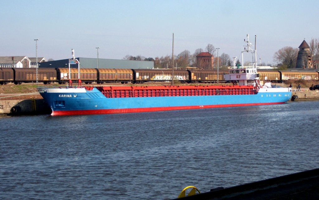 MS KARINA W. IMO 8208062, hat am Lbecker Wallhafen Rundholz fr Dnemark geladen.
Aufgenommen: 6.4.2012