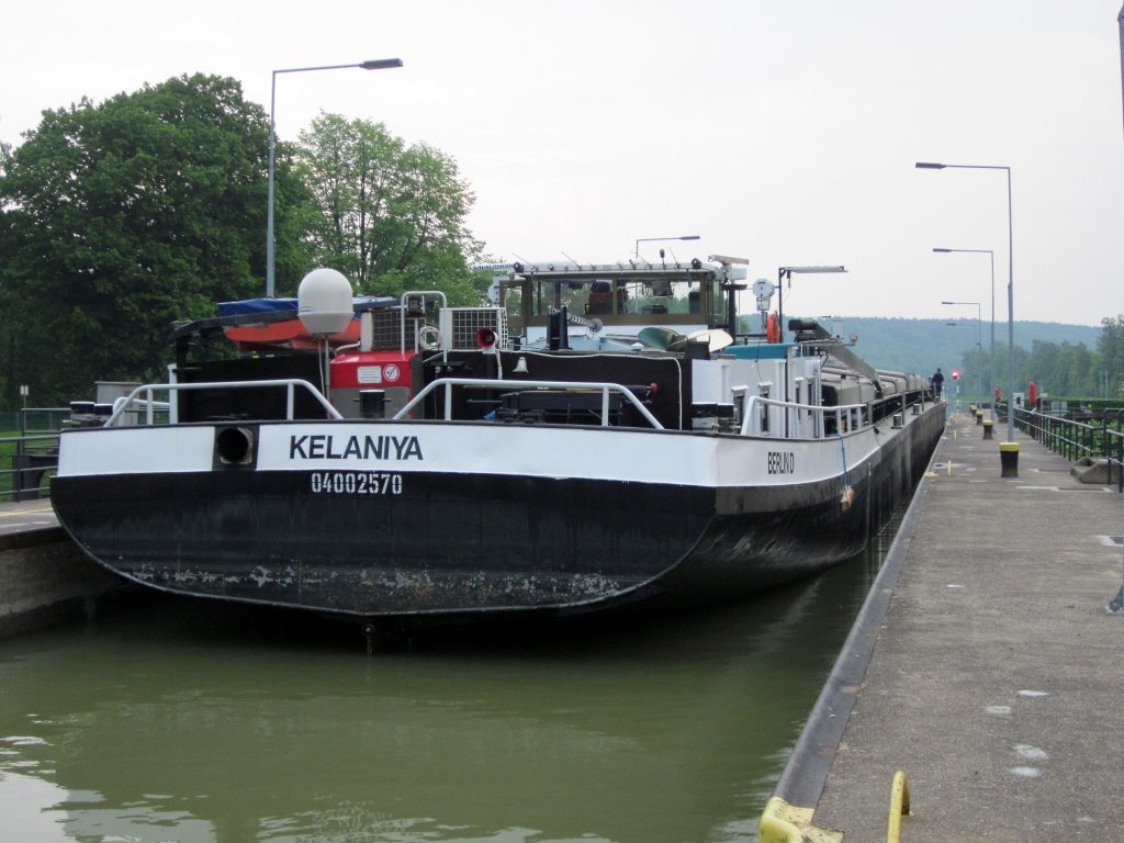 MS Kelaniya , 04002570 , am Abend des 28.04.2011 in der Schleuse Bevergern mit Fahrtrichtung MLK.