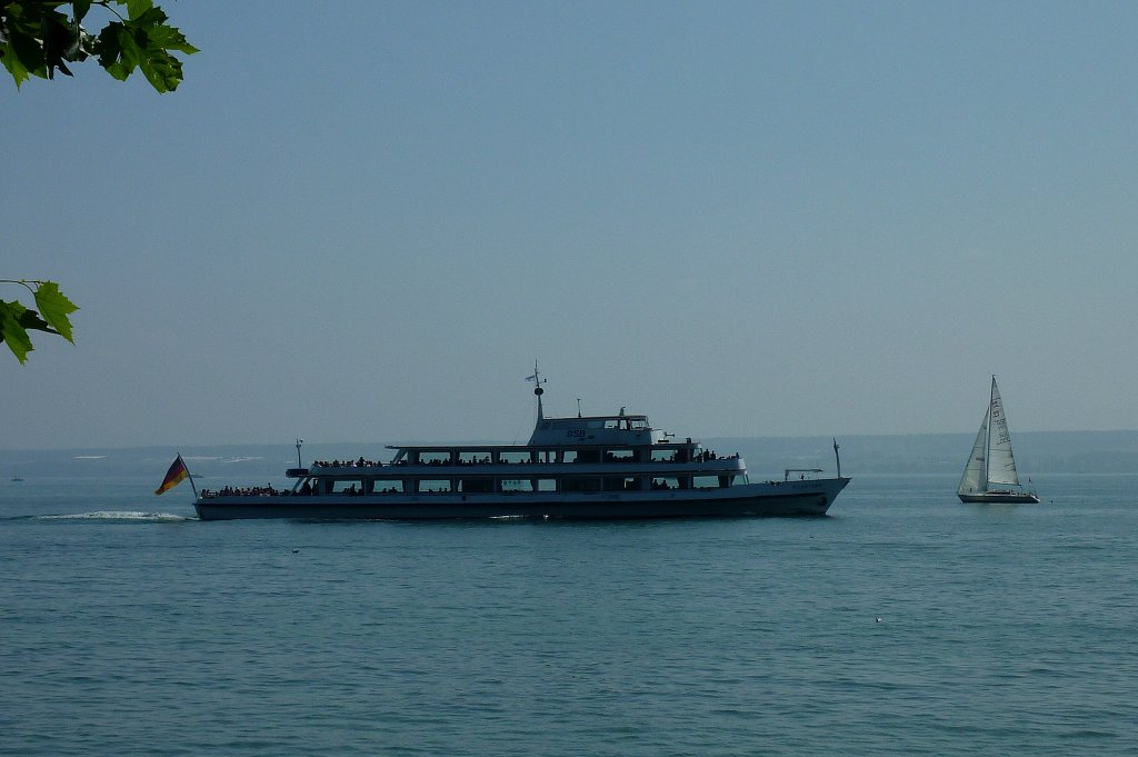 MS Konstanz, das Bodensee-Passagierschiff verkehrt seit 1964, hier bei der Abfahrt vom Anleger Hagnau, fat 700 Passagiere, ist 57m lang und hat zwei Dieselmotoren mit insgesamt 730PS, Aug.2011 