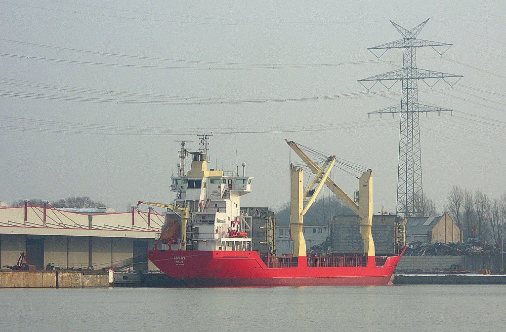 MS Landy IMO 9031428, lscht am Lbecker Lehmannkai 1 mit bordeigenem Kran...
Aufgenommen: 28.1.2012