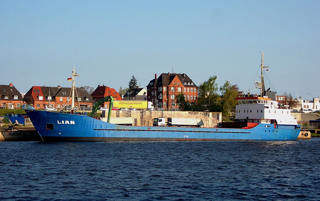 MS LIAN IMO 7420962, MMSI 377801000, Flagge: ST.  Vincent Grenadines (VC), liegt zum Lschen der Dngerladung am Lbecker Lagerhauskai 2...
Aufgenommen: 2.5.2012