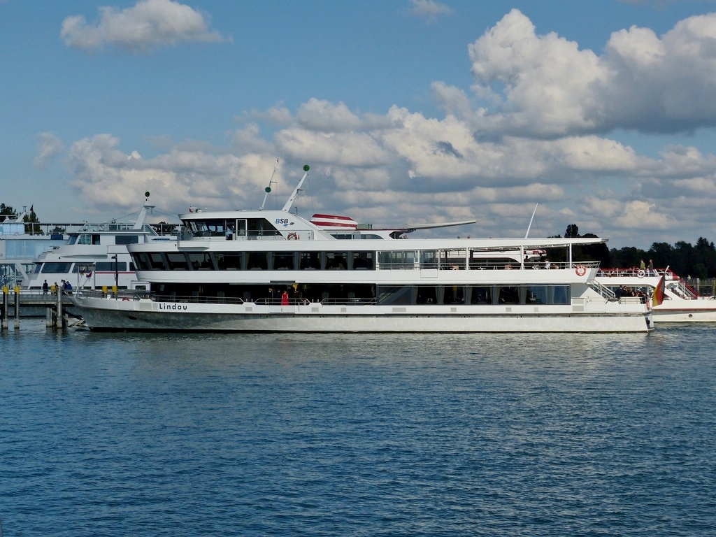 MS  Lindau  liegt am 15.09.2012 im Hafen von Friedrichshafen. Schiffsdaten: Bj 2006; L 45,90m; B 10,30m; bittet 500 Personen Platz; 2 Motoren mit je 497 Ps; Eigner: BSB Bodensee Schiffsbetriebe GmbH; Erbauer: Bodanwerft, Kressbronn