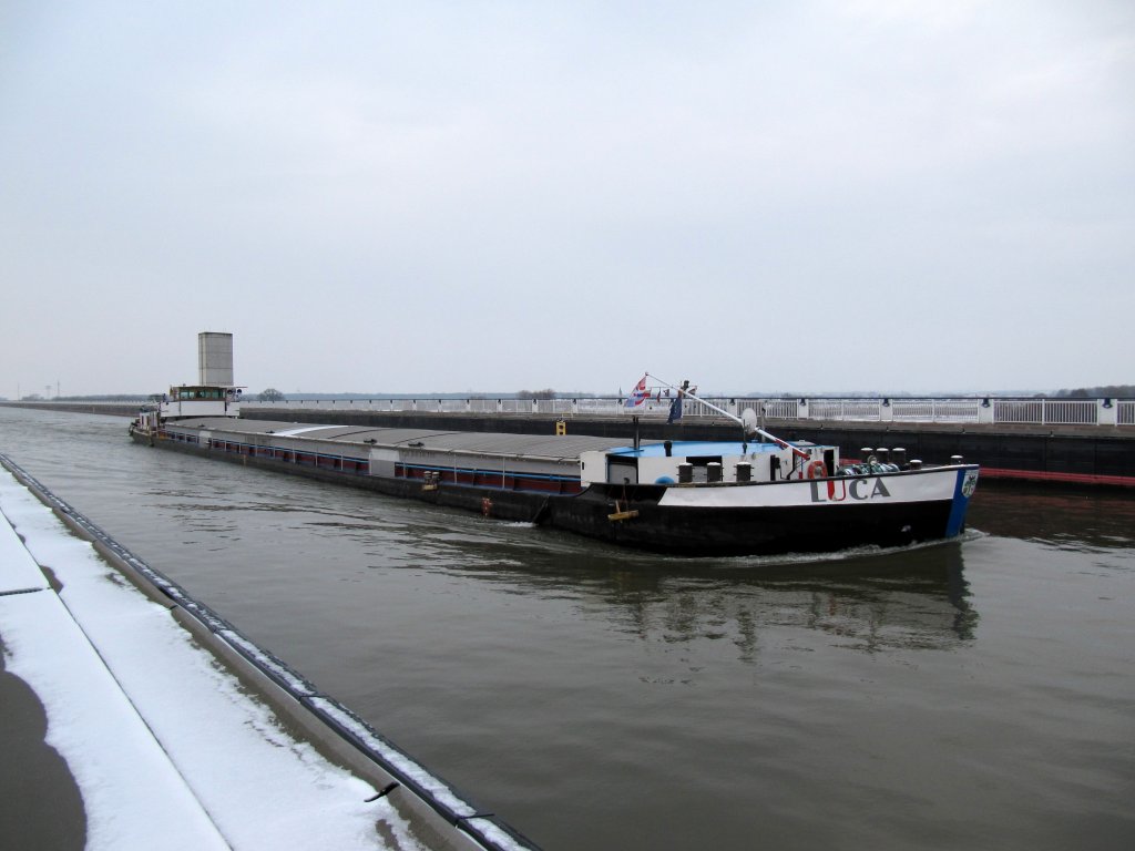MS Luca , 04005660 , 80 x 8.20 , im Januar 2013 auf der Magdeburger Trogbrcke mit Fahrtrichtung Schleuse Hohenwarthe.