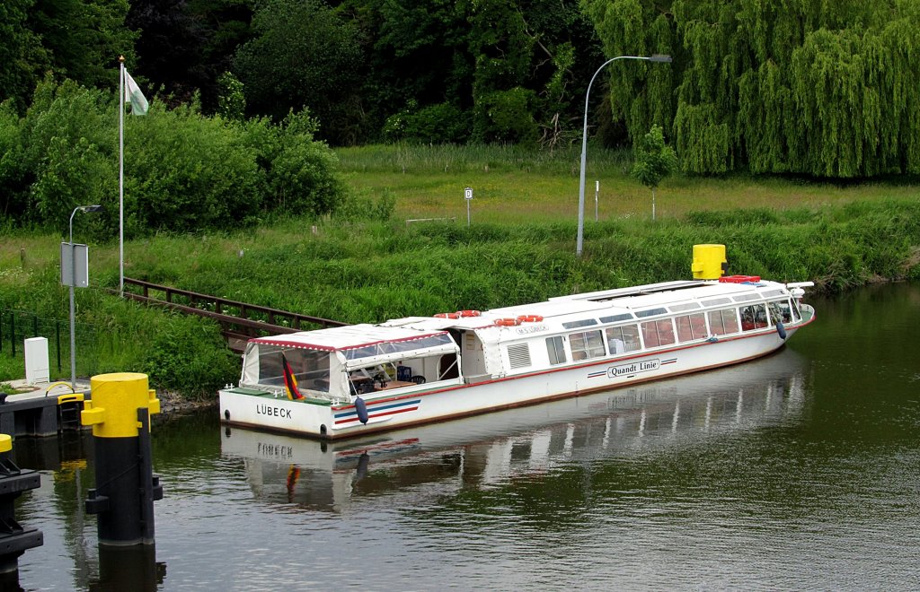 MS LBECK hat die Fahrgste aus Lbeck zum Mittagessen hier vor der ELK-Schleuse Berkenthin aussteigen lassen. Aufgenommen: 8.6.2012