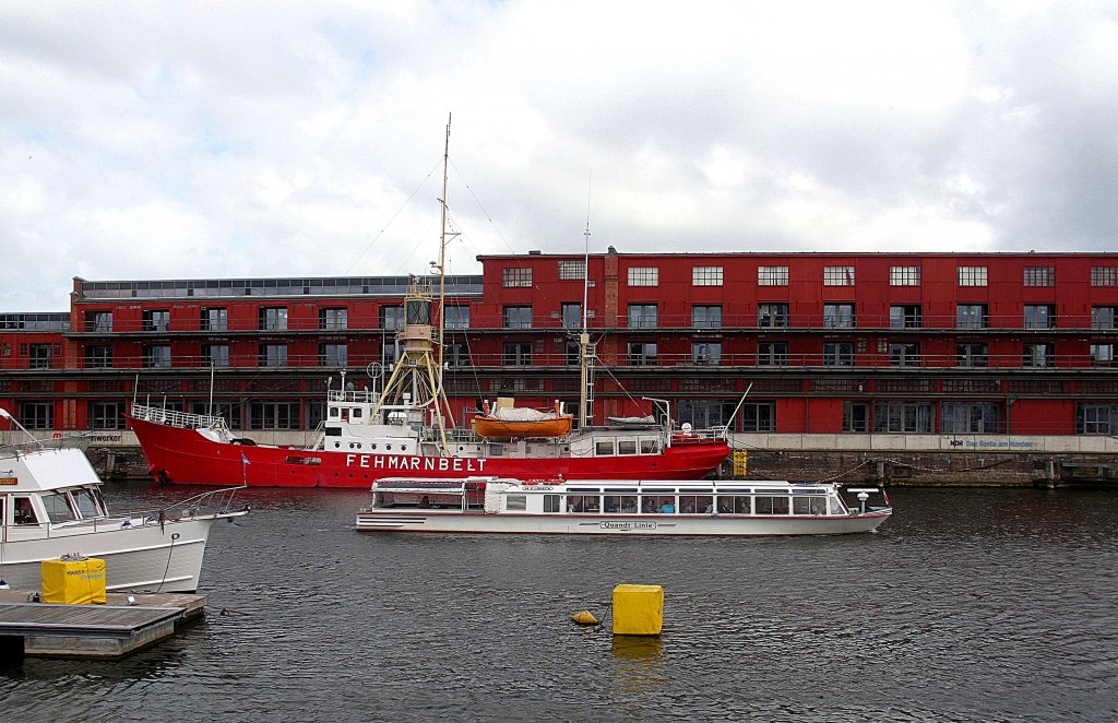 MS LBECK der Quandt-Reederei macht seine Rundtour hier durch den Hansahafen ...
Aufgenommen: 12.5.2012