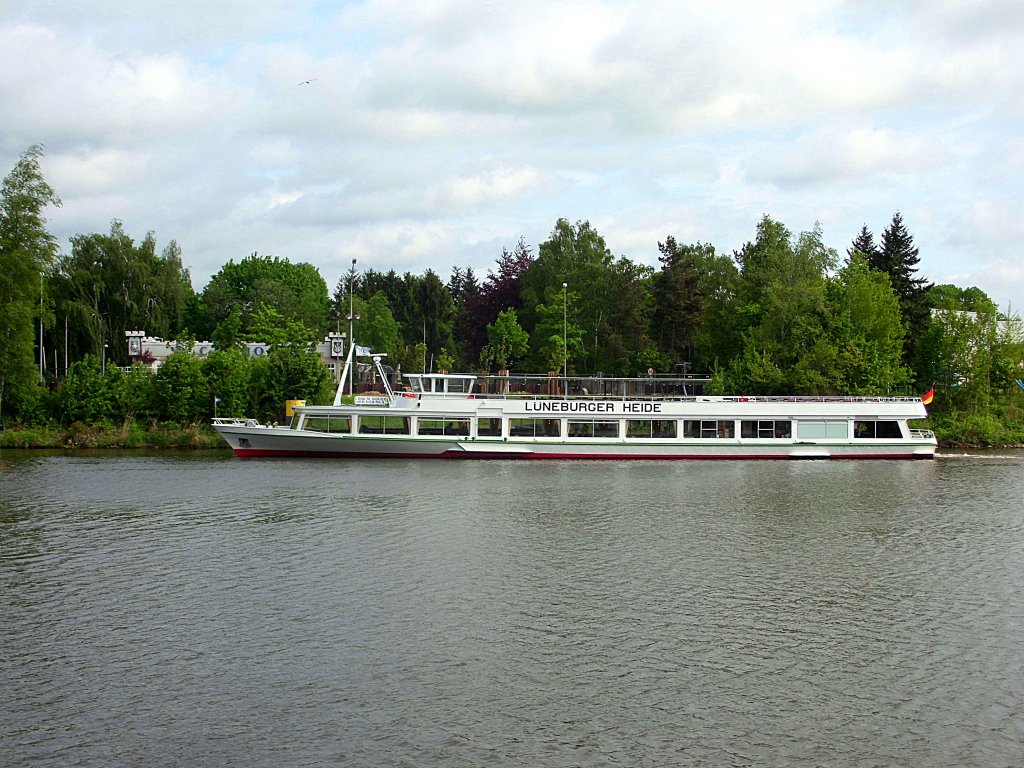 MS LNEBURGER HEIDE ENI 04306440, liegt im Oberwasser der ELB-SCHLEUSE Geesthacht
in Warteposition, um elbabwrts in Richtung Hamburg abgeschleusst zu werden...
Aufgenommen: 11.5.2012