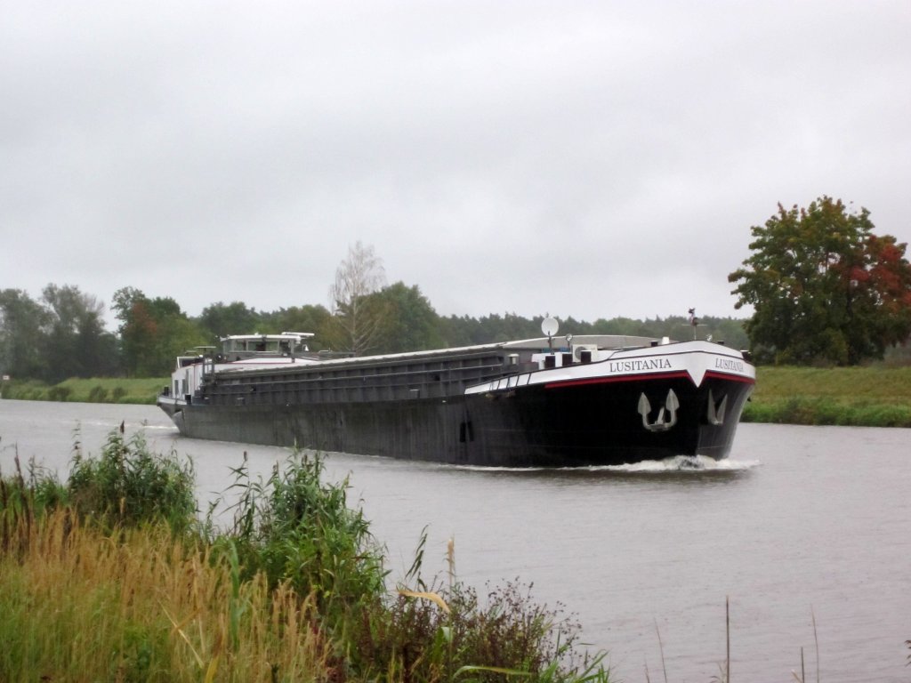 MS Lusitania , 04005670 , 80 x 8,20 , am 04.10.2012 bei Regen im EHK vor Kader Schleuse auf Talfahrt.