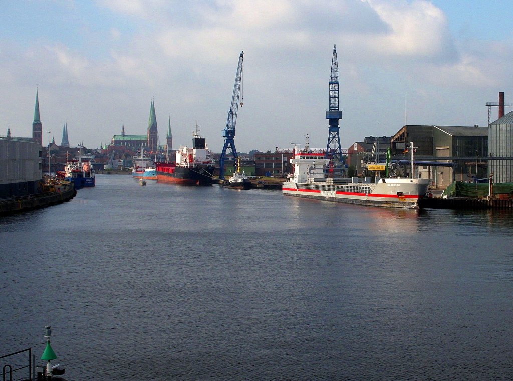 MS Maasborg IMO 9341720,  Aufnahmeort:Lbeck, Lagerhauskai 1 am 22.8.2011 .Blick von der Eric Warburg Brcke...