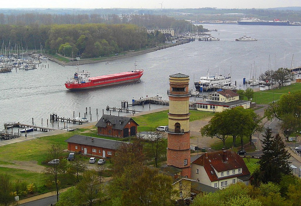 MS MAIKE IMO 8905115 aus Husum fhrt traveaufwrts zum ATR-Silo im Lbeck
Vorwerker Hafen...
Aufgenommen: 07.05.2013