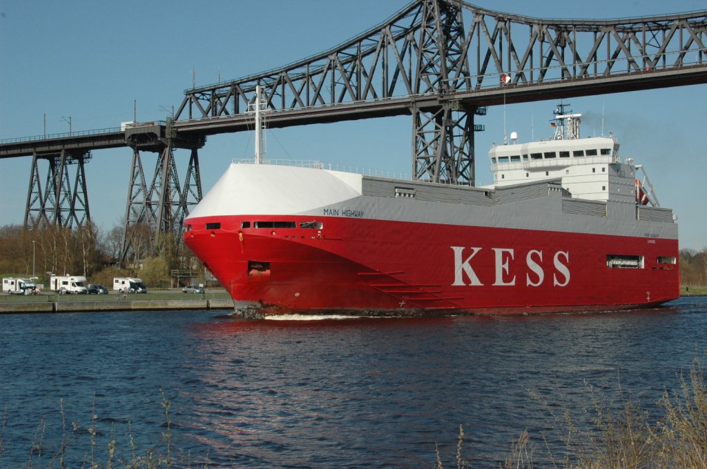 MS MAIN  HIGHWAY  (IMO:9179983),  ein Autotransporter auf dem NOK bei Rendsburg  unter der Eisenbahnbrcke. Baujahr 1998.  Am 11.04.2011 gesehen.