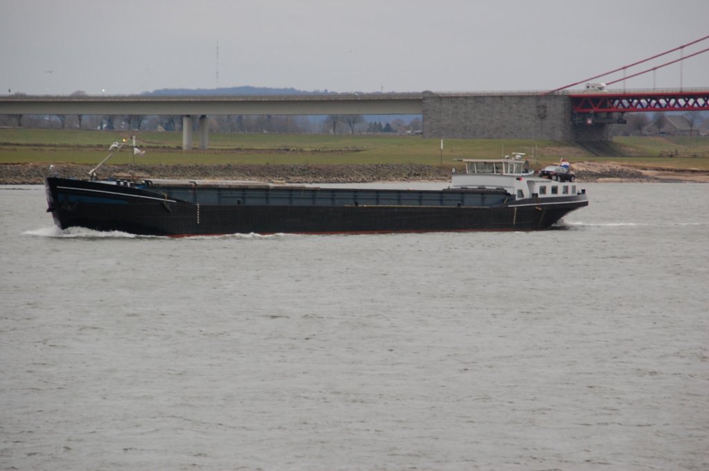 MS Maria Raamsdonksveer kurz hinter der Emmericher Rheinbrcke, Strom aufwrts fahrend.6.2.2011