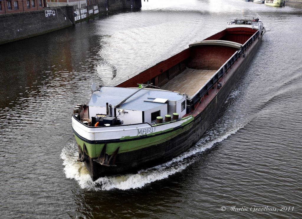 MS  Maru  am 18.04.2011 auf der Weser in Bremen.L:85m / B:9m / Tonnage 1294t / Bj.:1944 / Heimathafen Bremen / GMS 04017520