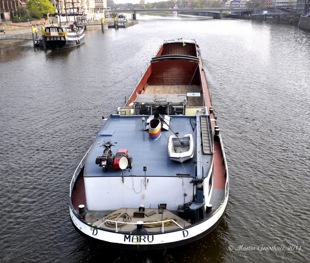 MS  Maru  am 18.08.2011 auf der Weser in Bremen. L:85m / B:9m / Tonnage 1294t / Bj.:1944 / Heimthafen Bremen * Motorrad-Gespann an Bord!