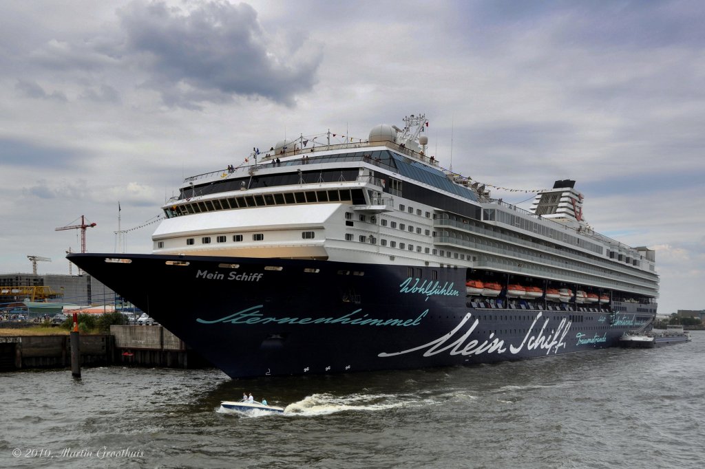 MS  Mein Schiff  am 31.07.2010 in Hamburg (Cruise Days). IMo 9106297