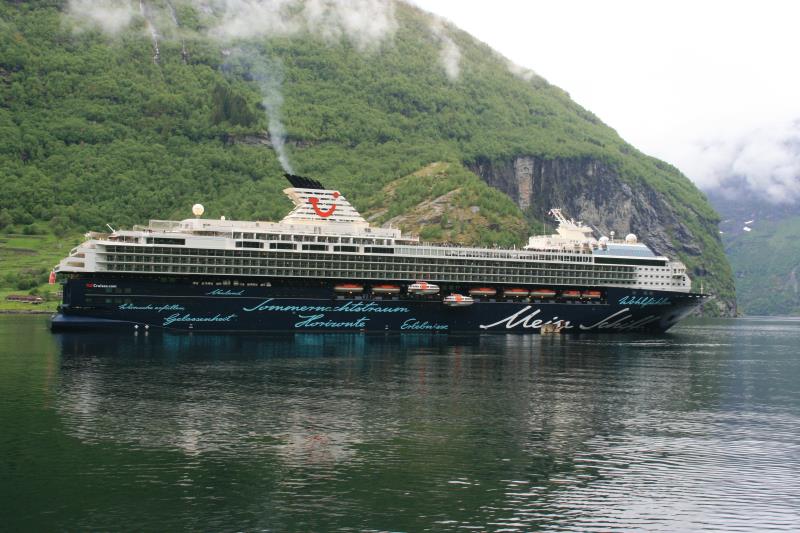 M/S  Mein Schiff II  in Geiranger; 27.05.2011