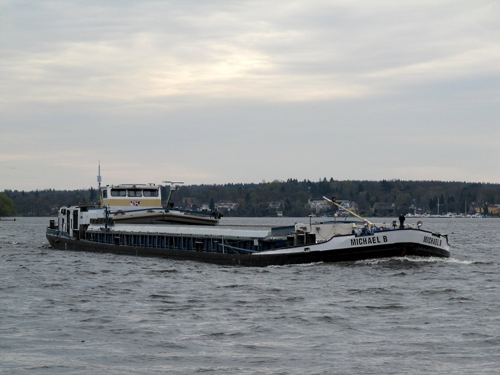 MS Michael B kommt auf der Havel zu Berg und fhrt in das Pichelsdorfer Gmnd im Bezirk Bln.-Spandau ein. 05.04.2011