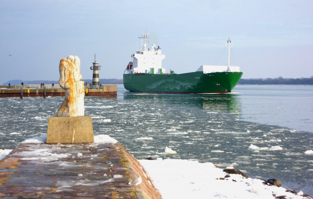 MS MIDAS IMO 9002659, kommt von Finnland einlaufend Mole Travemnde... 
Aufgenommen: 10.2.2012