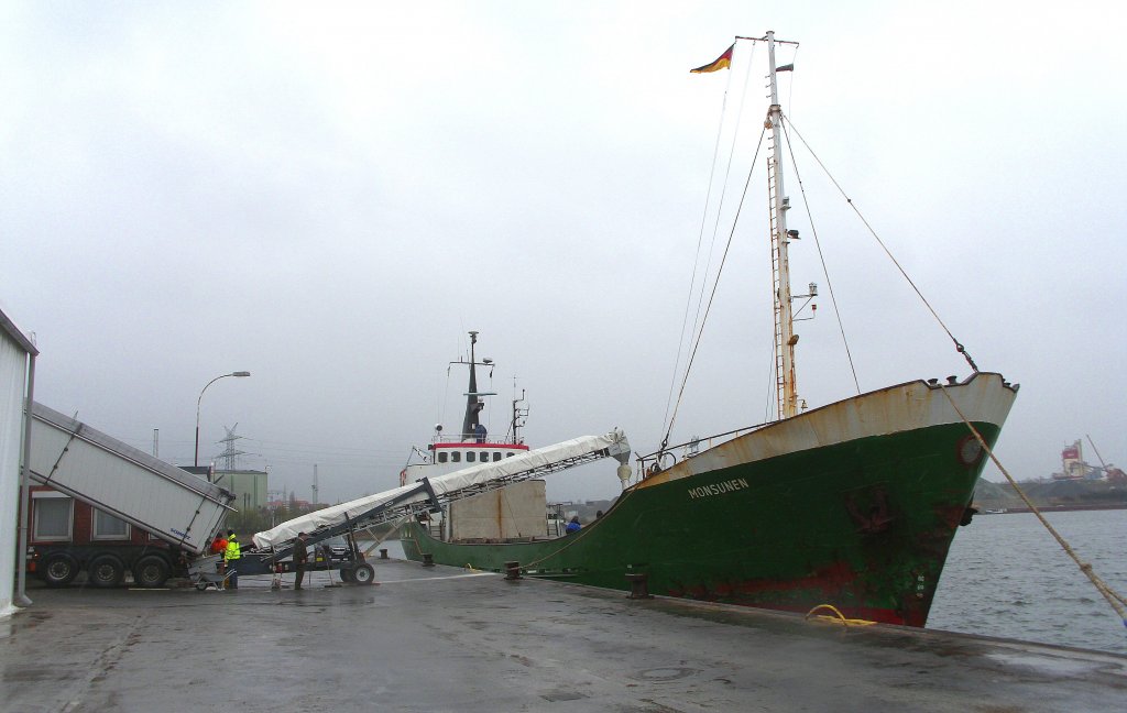 MS MONSUNEN IMO 6522593, Baujahr 1965, liegt am Lbeck-Schlutupkai 1 bei Burmann und wird mit 500t Kunstdnger fr Howendyke in England beladen...  Aufgenommen: 3.4.2012