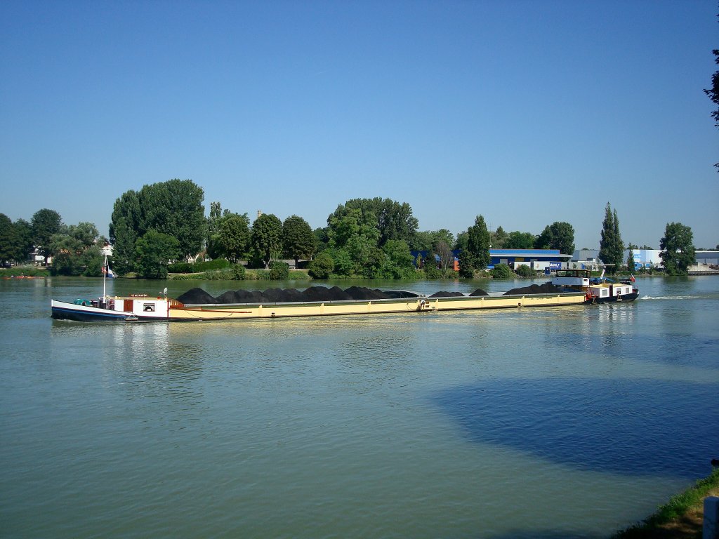 MS  Neckartal , L 75m, B 9m, T 1091,
voll beladen mit Kohle in Weil am Rhein,
fhrt zum Lschen reinaufwrts nach Basel,
Juli 2010